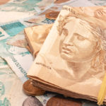 Notas em reais em uma superfície
