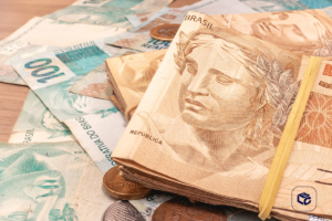 Notas em reais em uma superfície