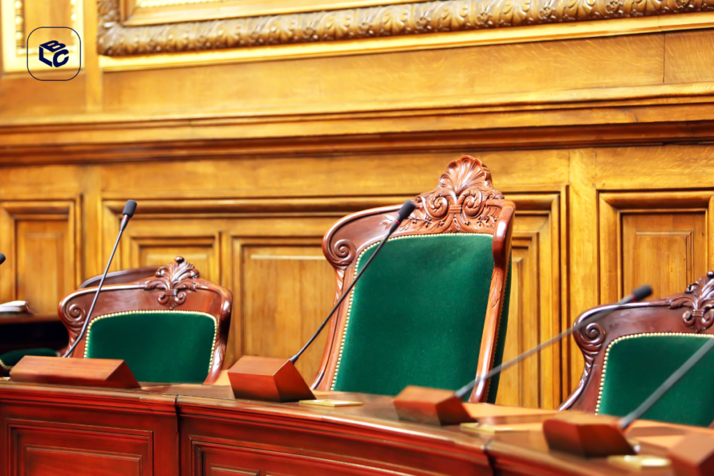 Tribunal com cadeiras de madeira e estofado verde, microfones para consulta RPV federal