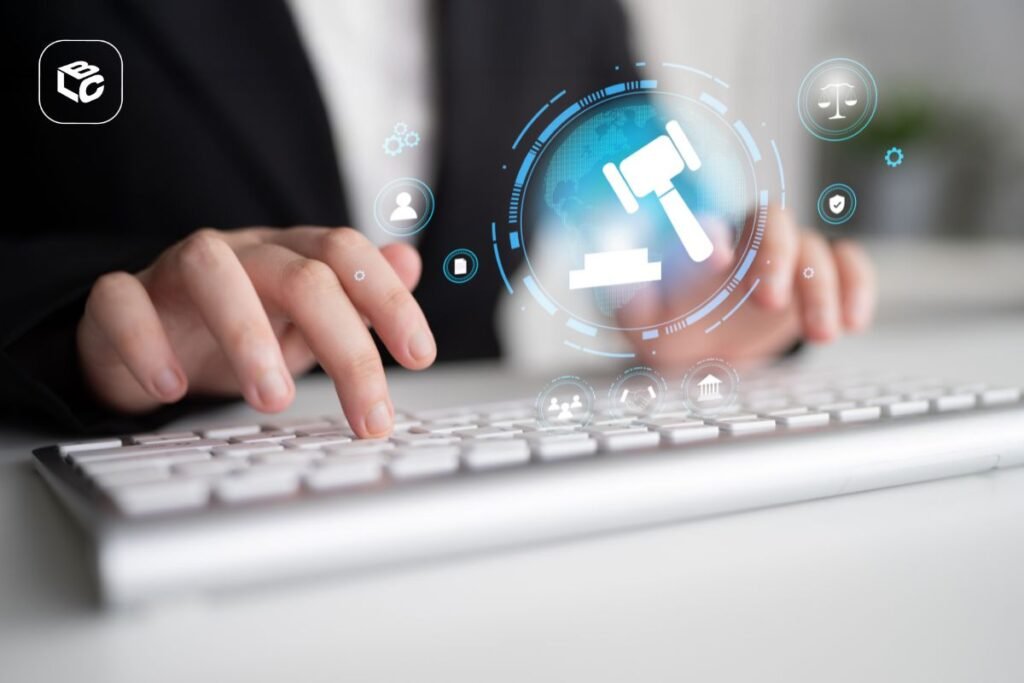 Mãos digitando em teclado com ícones de justiça e tecnologia.