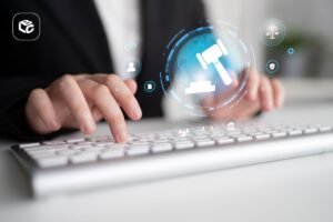 Mãos digitando em teclado com ícones de justiça e tecnologia.